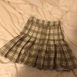 Xs women’s green plaid side-zip pleated skirt.